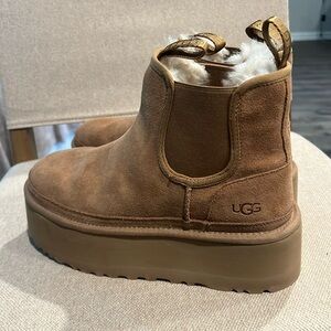 UGG PLATFORM BOOTS SIZE 8
